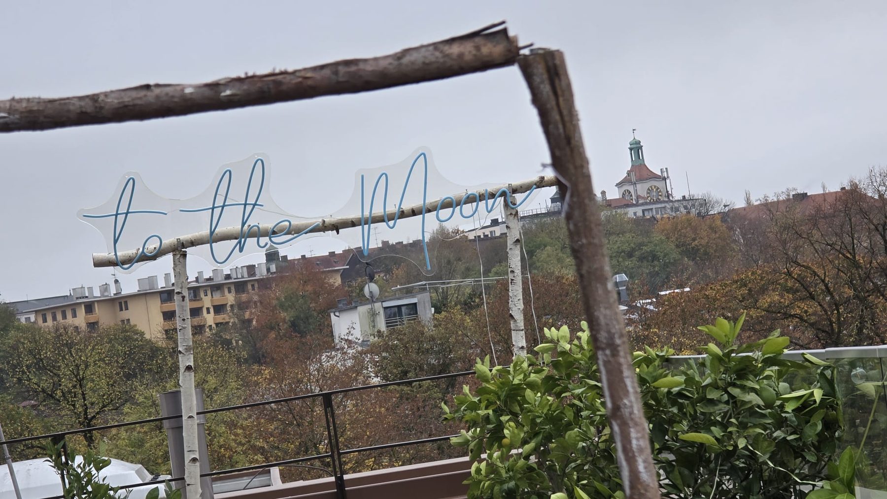 Roof-Top-Bar/Café „Frau im Mond“