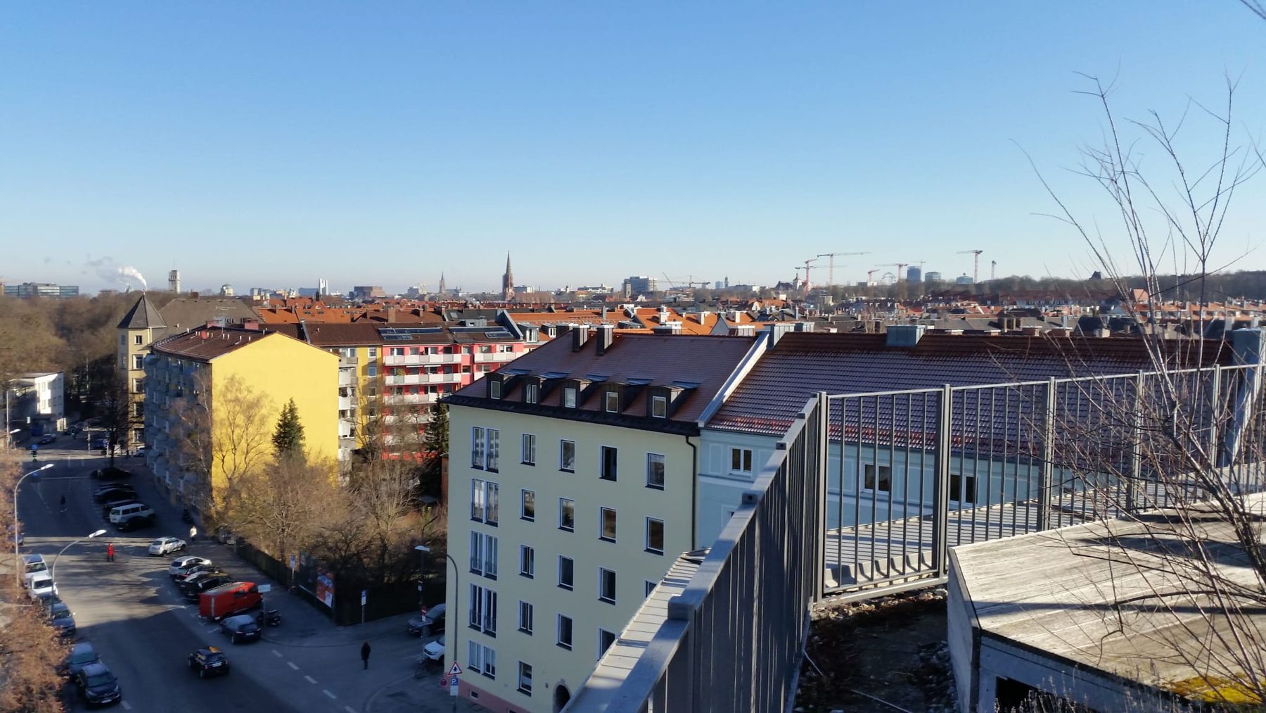 Blick vom alten Hochbunker in der Claude-Lorrain-Straße über München rechts der Isar