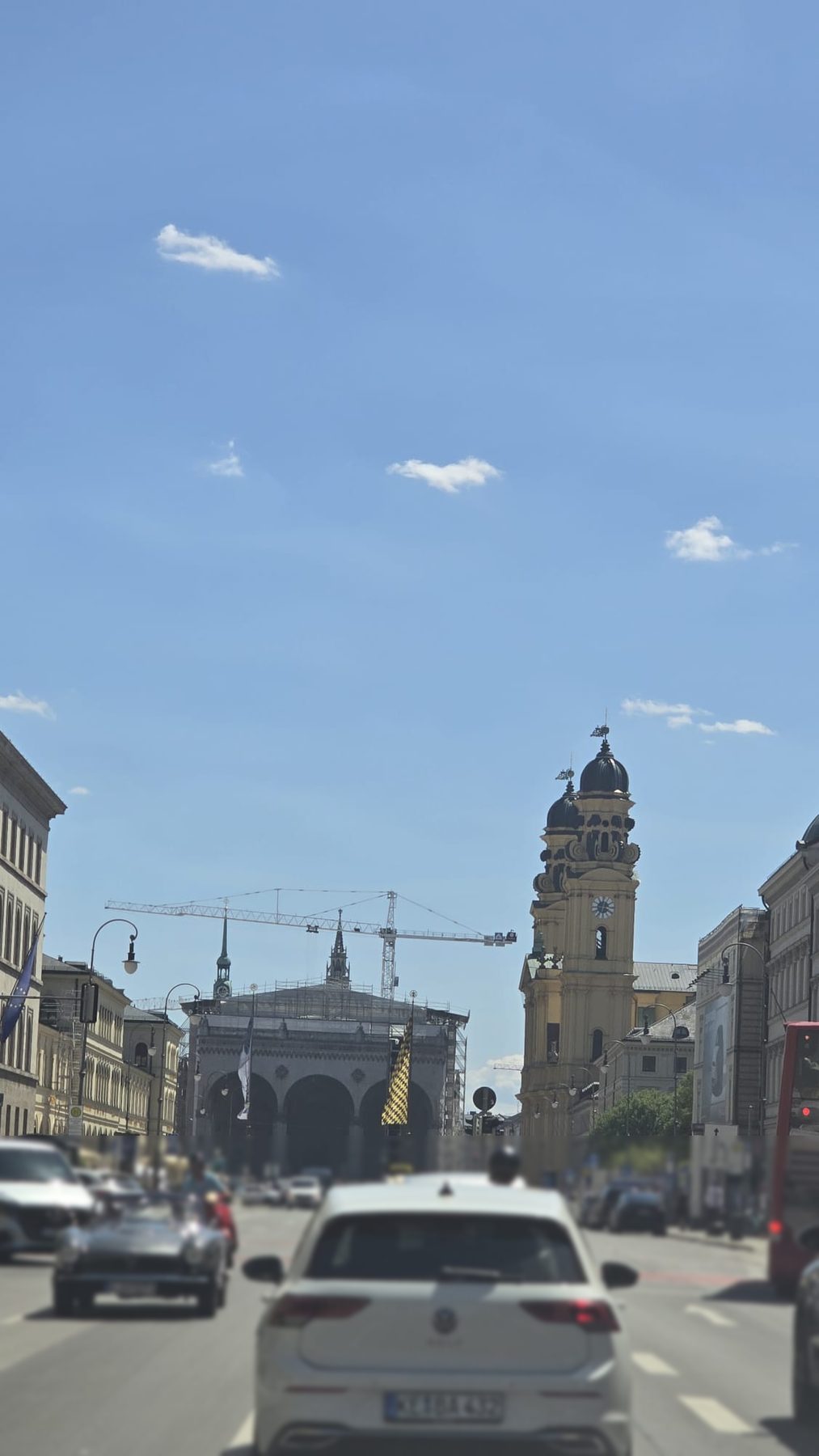 Leopoldstraße mit Blickrichtung Feldherrnhalle und Theatinerkirche