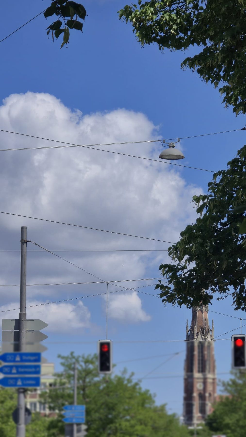 Turm der Heilig-Kreuz-Kirche vom Wettersteinplatz aus gesehen