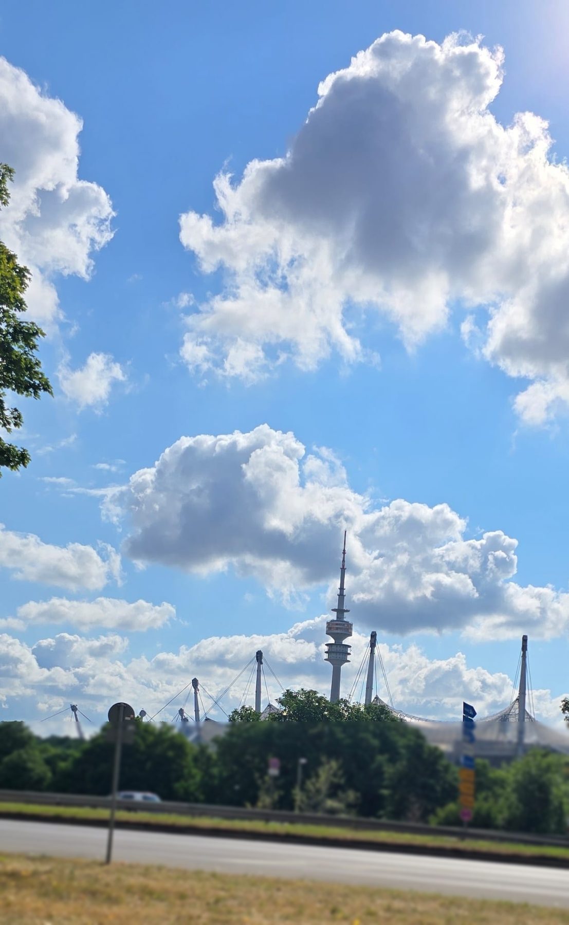 Olympiastadion mit Olympiaturm aus Blickrichtung Landshuter Allee