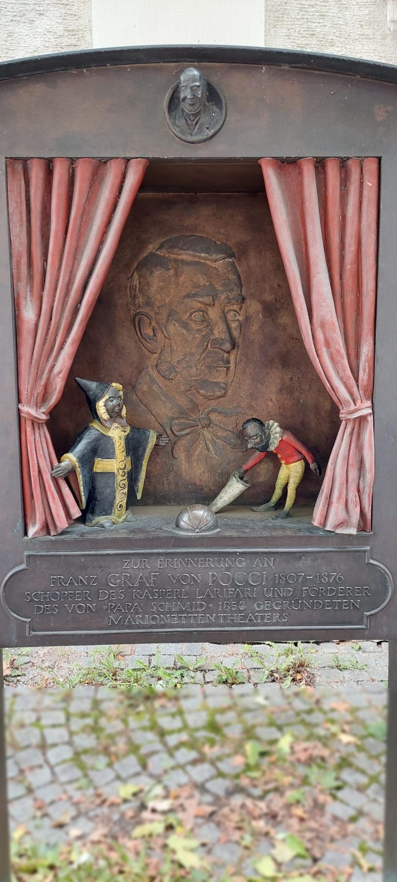 Vor dem Eingang des Münchner Marionettentheaters