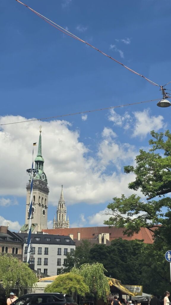 Viktualienmarkt mit Blick auf alten Peter und Rathausturm