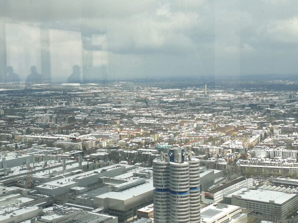 Blick vom Olympiaturm auf BMW